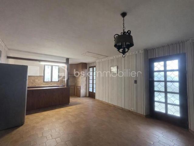 En campagne, une villa traditionnelle spacieuse à renover ! Sur Saint Julien les Rosiers
