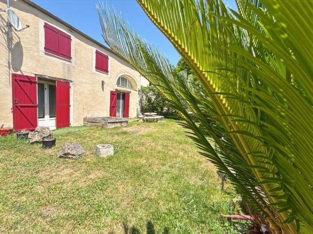 En campagne, maison ancienne entièrement rénovée, habitable. 154m² Lavardens