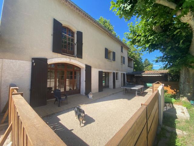 En campagne Mas à rénover d'env 216 m2 avec piscine et dépen. 216m² Althen des Paluds