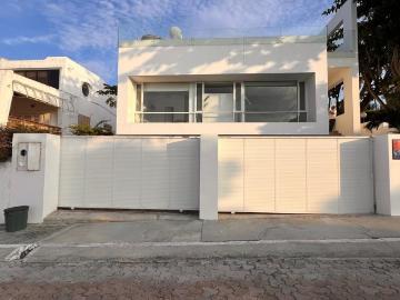 EN CAPAES, SANTA ELENA, ECUADOR: EN VENTA Y ALQUILER $2500 CASA DE PLAYA EN CONJUNTO FRENTE AL MAR