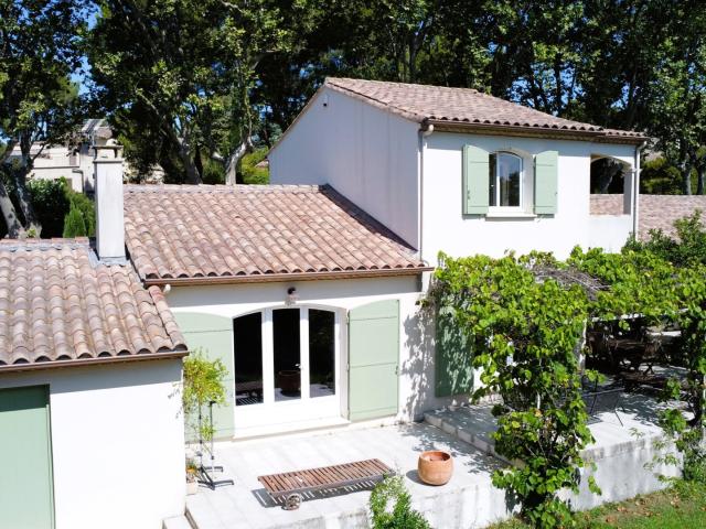 En centre village, sur 1000 m2, 4 chambres 174m² Paradou