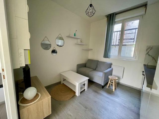 EN CENTRE VILLE JOLI MEUBLE AVEC PETITE COUR