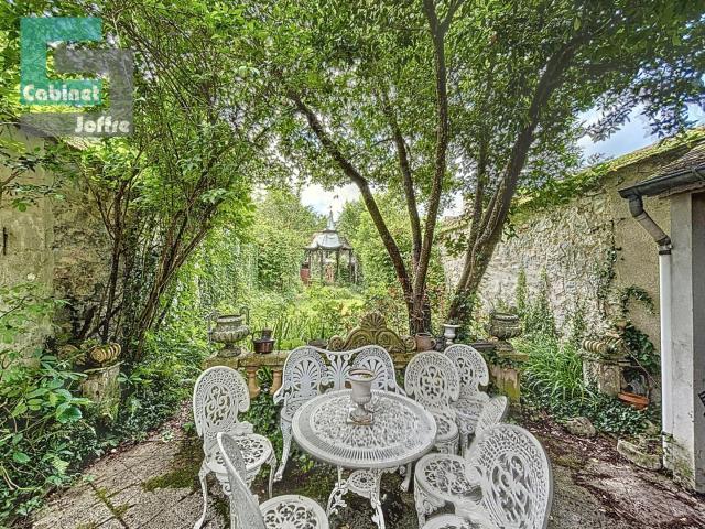 En centre ville, maison bourgeoise de 171 m² avec jardin sans vi
