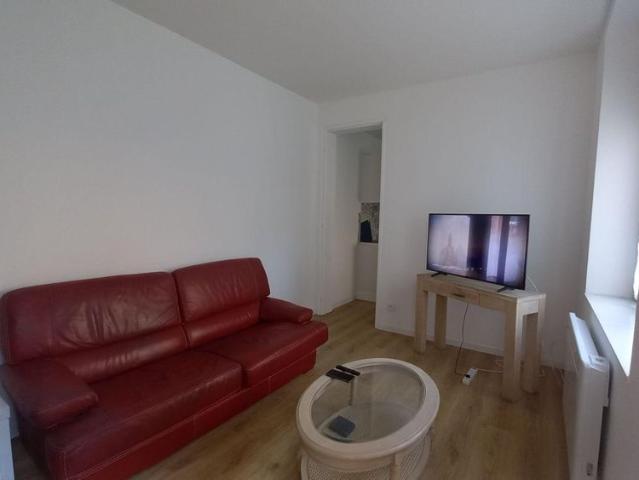 EN CENTRE VILLE Un appartement situé au rez de chaussée comprenant: un séjour une cuisin.