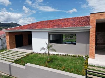En Challuabamba, hermosa casa de 354 m² de construcción en terreno de 755 m²