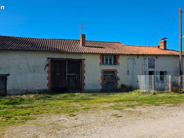 En Charente Limousine, Venez découvrir cet ancien corps de ferme composé d'une longère