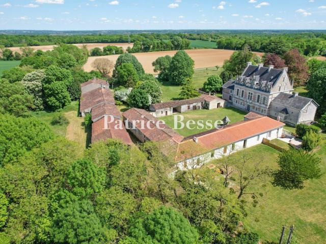 En Charente Maritime, à 10 min de Saintes, un château du 19e. 700m² Ecurat