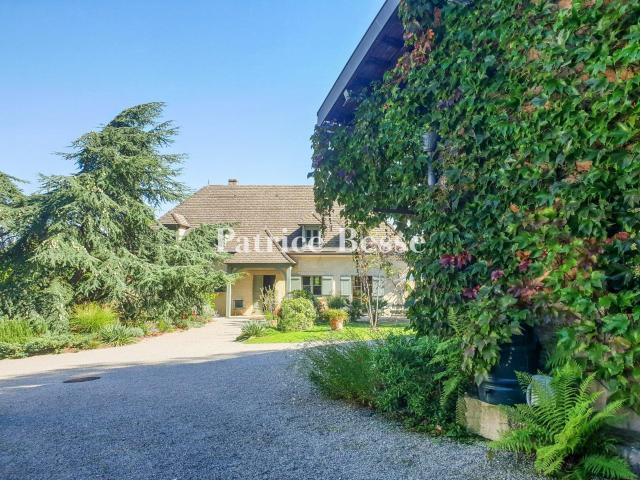 En Côte d'Or, à Dijon, dans un quartier calme et verdoyant p. 264m² Dijon