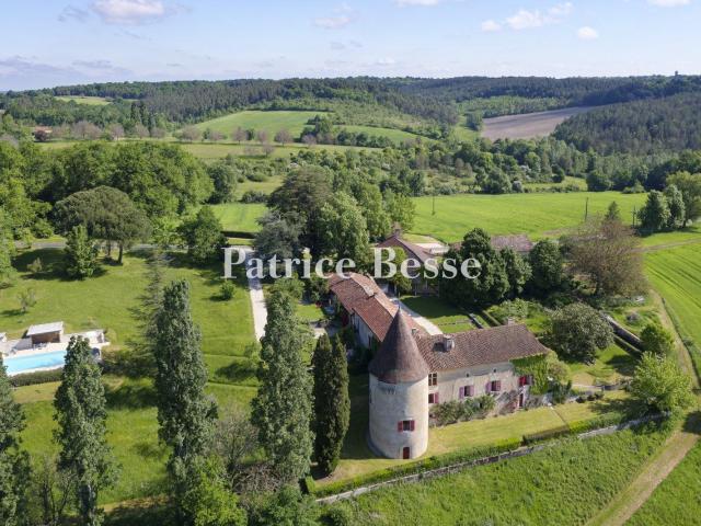 En Dordogne, au nord ouest de Périgueux, divisé en quatre lo. 577m² Périgueux