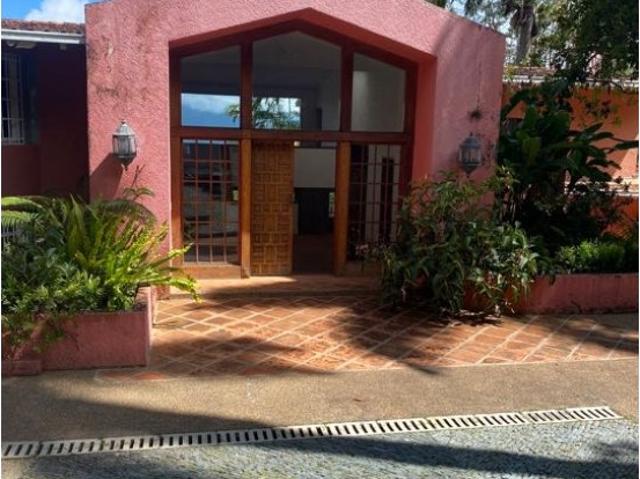 EN EL ALTO HATILLO QUINTA PARA ACTUALIZAR