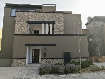 En el cómodo y exclusivo fraccionamiento Capilla de Piedra