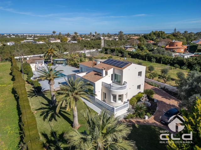 En el corazón de la Costa Blanca, a solo unos minutos de las. 720m² Dénia