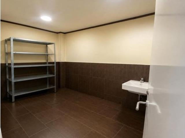 EN ELCHE, LOCAL COMERCIAL CON MOBILIARIO Y AIRE ACONDICIONADO, ASEO