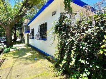 En esquina en el Centro de Coyoacan, a 3 calles del Museo de Frida Kahlo