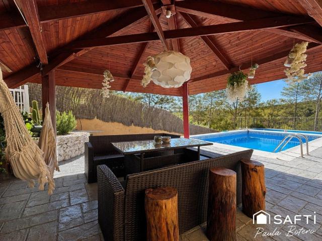 En Exclusiva preciosa vivienda unifamiliar con jardín, piscina y vistas a la montaña a 15' de las playas de Sitges