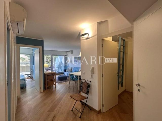 En exclusivité trois pièces en excellent état avec grande terrasse, vue mer et parking, face aux Sablettes