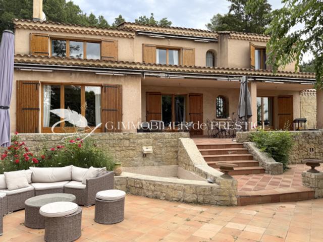 En exclusivité une villa avec vue à la campagne