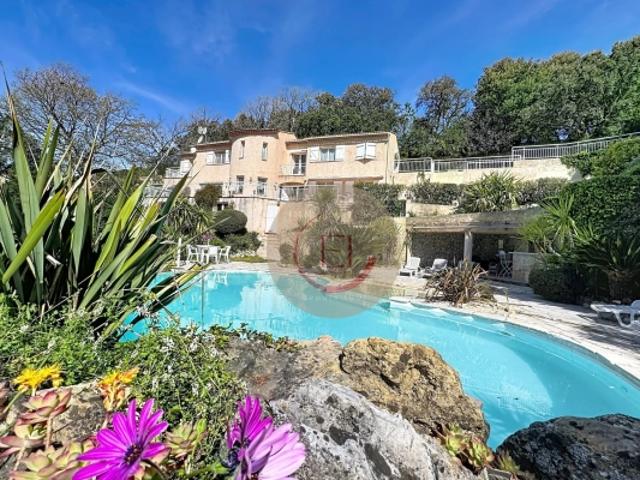 EN EXCLUSIVITE! VASTE PROPRIETE DANS UN ECRIN DE VERDURE!