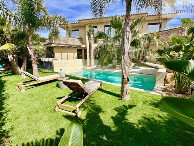 EN EXCLUSIVITE VILLA CONTEMPORAINE AVEC PISCINE ET PRESTATI