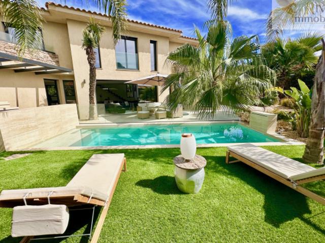 EN EXCLUSIVITE VILLA CONTEMPORAINE AVEC PISCINE ET PRESTATI