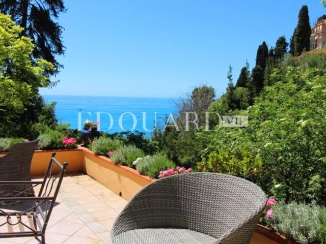 En exclusivité villa en très bon état avec double garage, grande terrasse, agréable jardin et belle vue mer