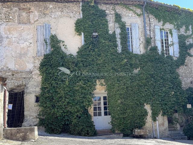 En exclusivité, à Malemort du Comtat, une maison de village avec terrasse