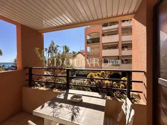 En exclusivité beau deux pièces en parfait état avec spacieux balcon, jolie échappée mer et garage