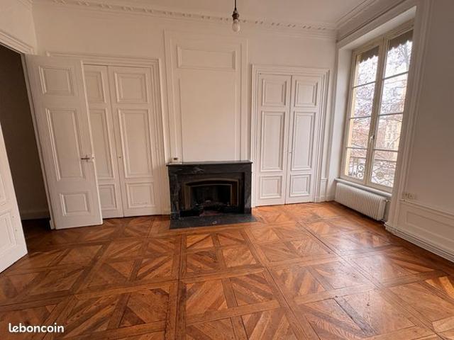 En Exclusivité Beau et grand T3 de 95m2 Vue Rhône/Hôtel Dieu Cachet de l'ancien
