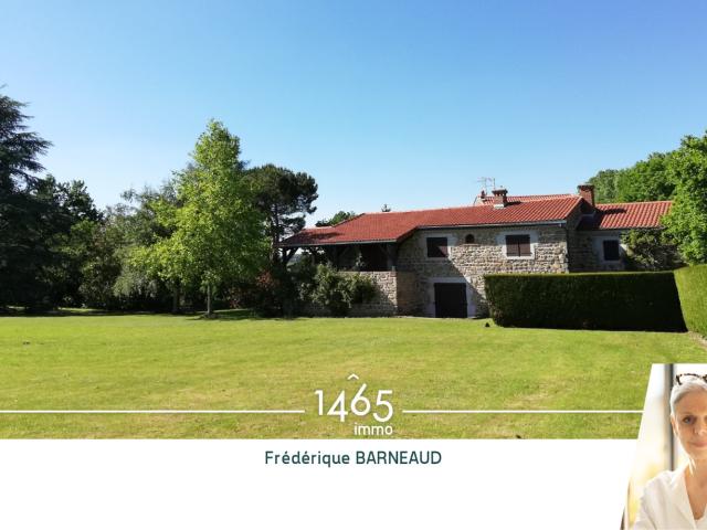 En exclusivité, bel ensemble immobilier en pierre situé à Is. 350m² Isserteaux
