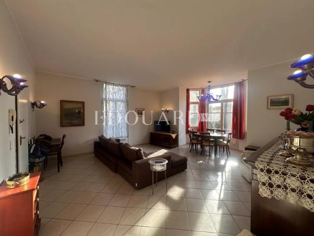 En exclusivité charmant trois pièces à vendre, au premier étage d'un magnifique immeuble classé