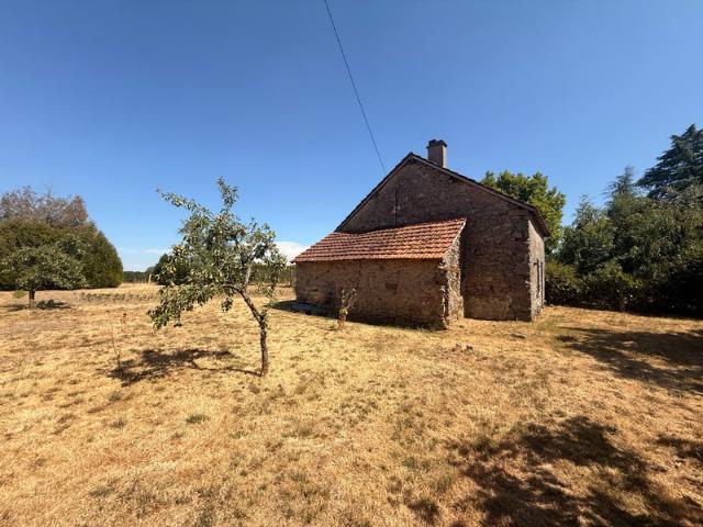 EN EXCLUSIVITE ! Charmante maison en pierre 60m² à rénover, Terrain de 900 m² 23 800 €