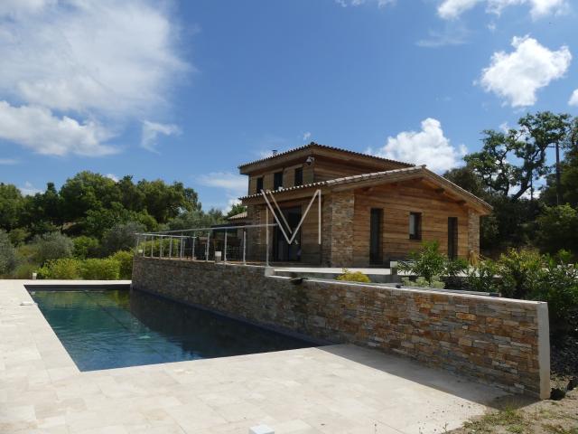 EN EXCLUSIVITÉ: CHARMANTE VILLA EN BOIS FACE AUX VIGNES VUE DÉGAGÉE