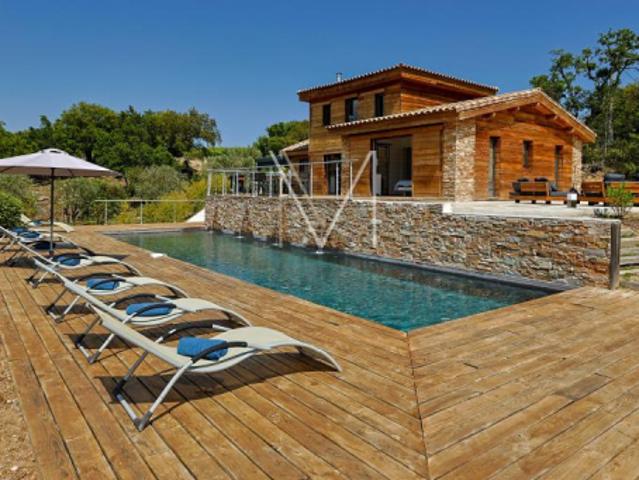 EN EXCLUSIVITÉ: CHARMANTE VILLA EN BOIS FACE AUX VIGNES VUE