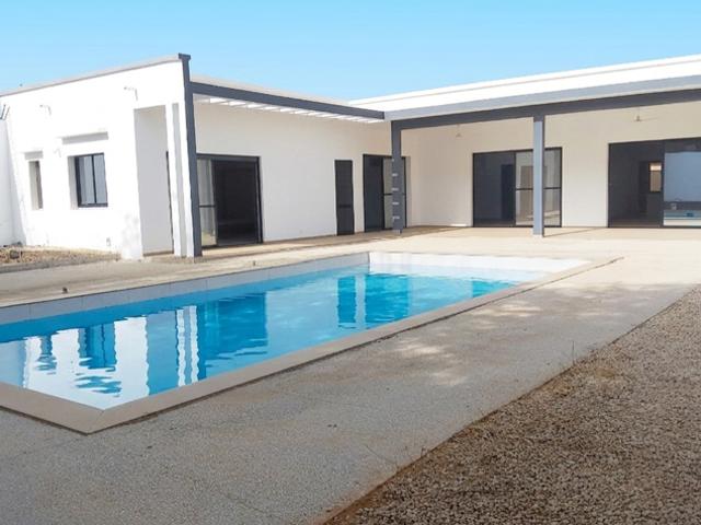 EN EXCLUSIVITE CHEZ SELECTION SENEGAL MAISON CONTEMPORAINE AVEC PISCINE SUR 683m2 DE TERRAIN SITUEE DANS UNE PETITE RESIDENCE PRIVE PROCHE DE LA MER ET DES COMMERCES
