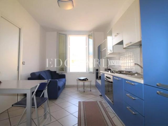En exclusivité deux pièces en bon état dans magnifique immeuble bourgeois en plein centre de Menton
