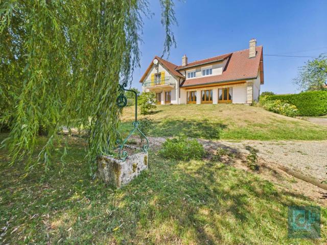 En exclusivité, élégance et caractère pour cette maison familiale