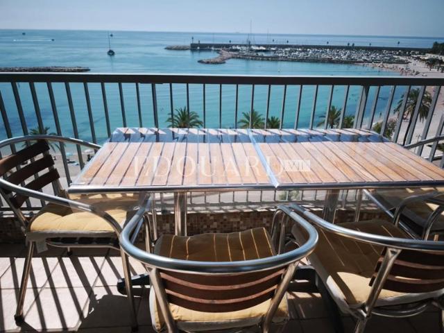 En exclusivité grand studio en dernier étage avec splendide vue mer, idéalement situé face aux plages