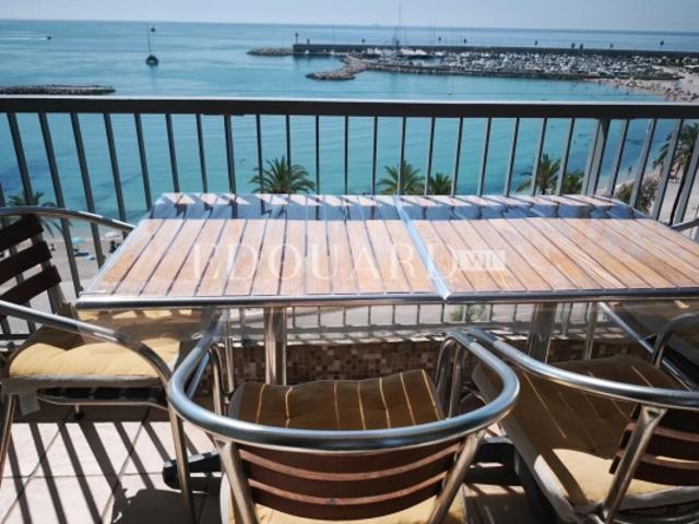 En exclusivité grand studio en dernier étage avec splendide vue mer, idéalement situé face aux plages
