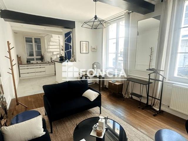 EN EXCLUSIVITÉ Idéal 1ère ACHAT OU INVESTISSEUR, EN HYPER CENTRE VILLE, à pied de la Gare et de toutes les commodités. BEL ET CHARMANT DUPLEX DE 61m²