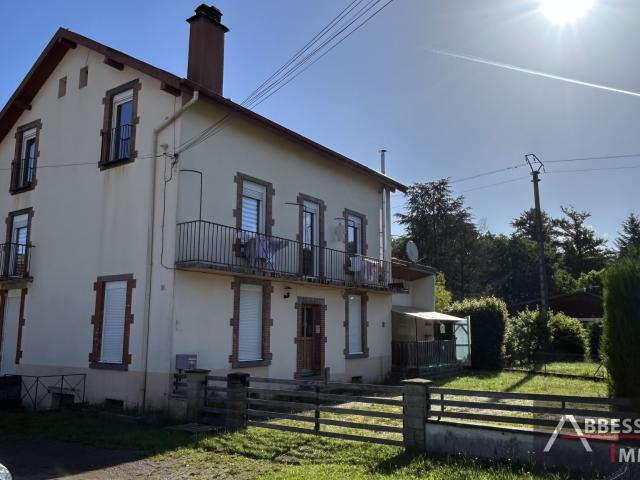 EN EXCLUSIVITÉ: IMMEUBLE DE RAPPORT comprenant 3 appartements + 2 garages