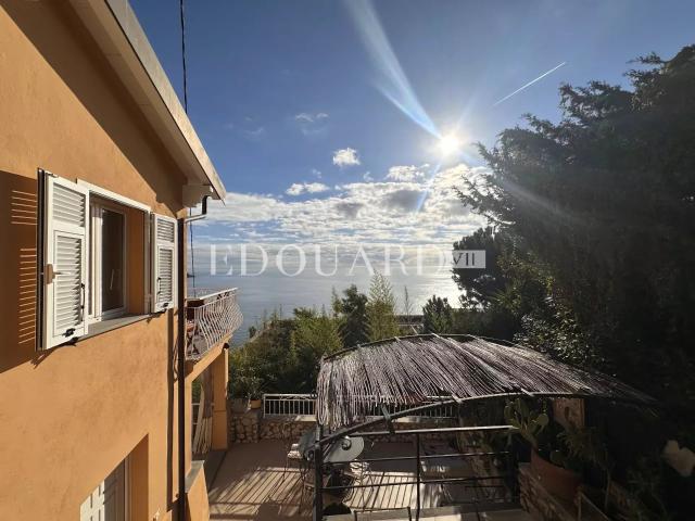 En exclusivité jolie villa rénovée avec deux terrasses, jardin, magnifique vue mer et deux parkings