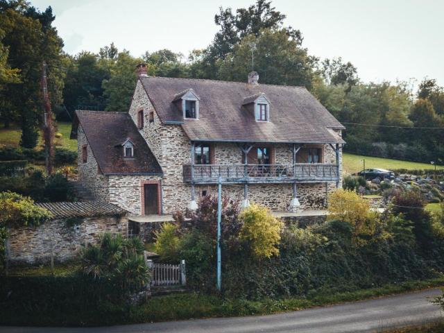 En exclusivité Magnifique propriété au bord du lac d'EGUZON