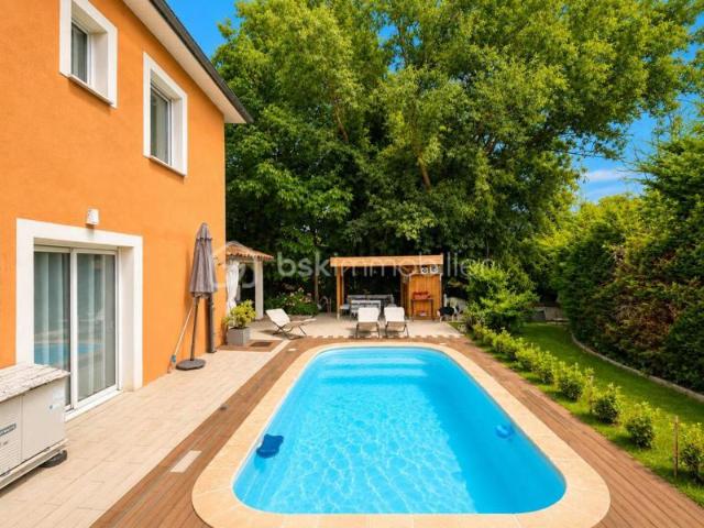 EN EXCLUSIVITÉ – Maison contemporaine avec piscine, à l'abri des regards