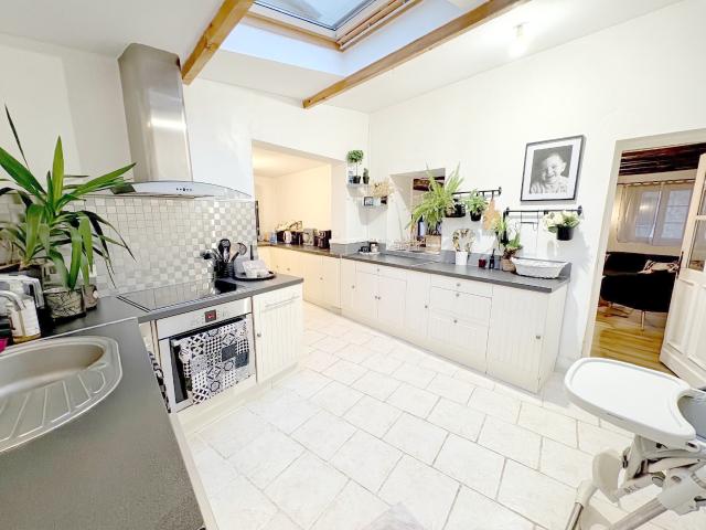 En EXCLUSIVITÉ: Maison aux beaux volumes avec jardin !