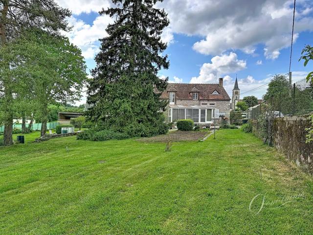 En exclusivité: Maison de campagne en pierres au cœur de la. 192m² La Roche en Brenil