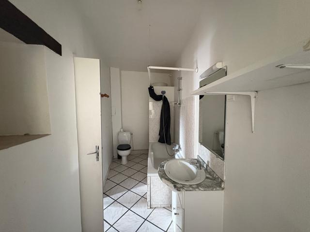 EN EXCLUSIVITÉ Maison de ville atypique avec cour