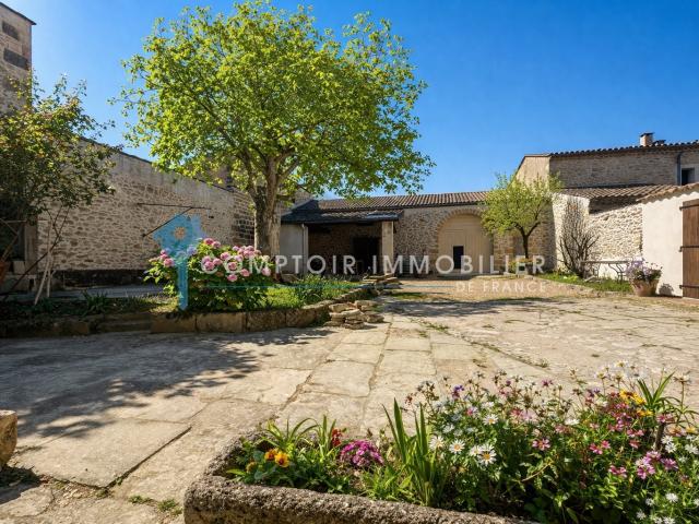 En exclusivité, Propriété avec Maison de Maître entièrement. 268m² Vergèze