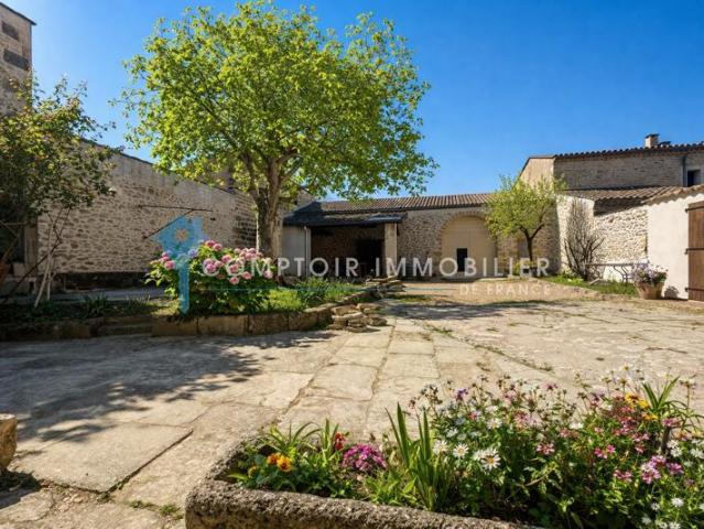 En exclusivité, Propriété avec Maison de Maître entièrement