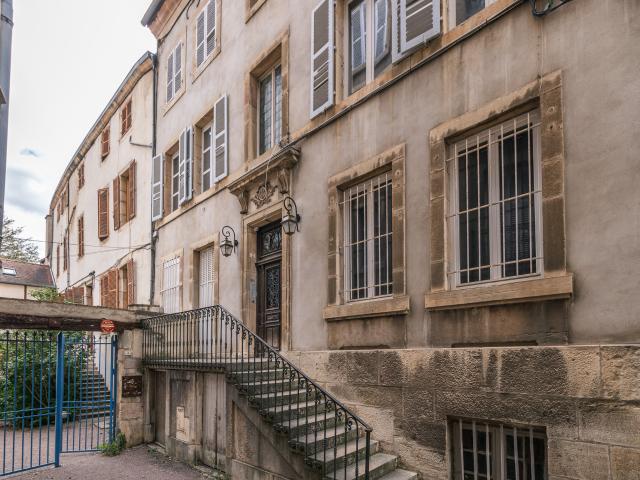 En Exclusivité SAINT MICHEL vaste type 4 avec 3 chambres a rafraichir