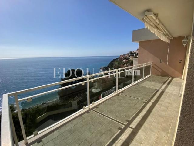 En exclusivité superbe trois pièces en dernier étage avec terrasse, splendide vue mer et garage